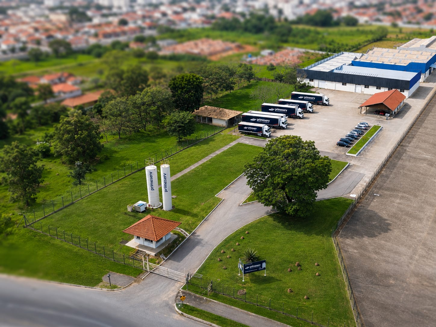 Vista aérea de pátio logístico da SNTM com frota estacionada e centro de distribuição